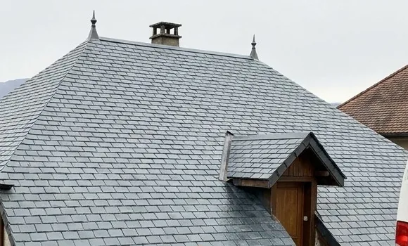 Toiture en ardoise à quatre pans avec lucarne et épis de faîtage, maison de caractère à Duingt